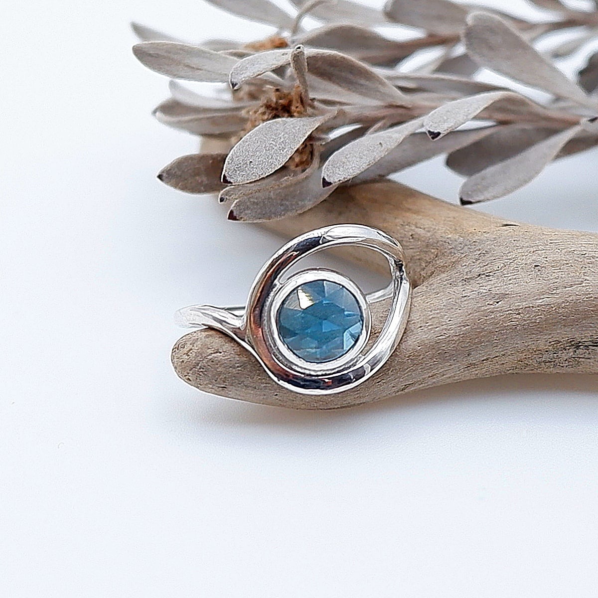 ネオンブルーカイヤナイトのウェーブリング 9号 ～Blue Everflow