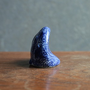 繊細な模様が美しい、陶器のフクロウ 1