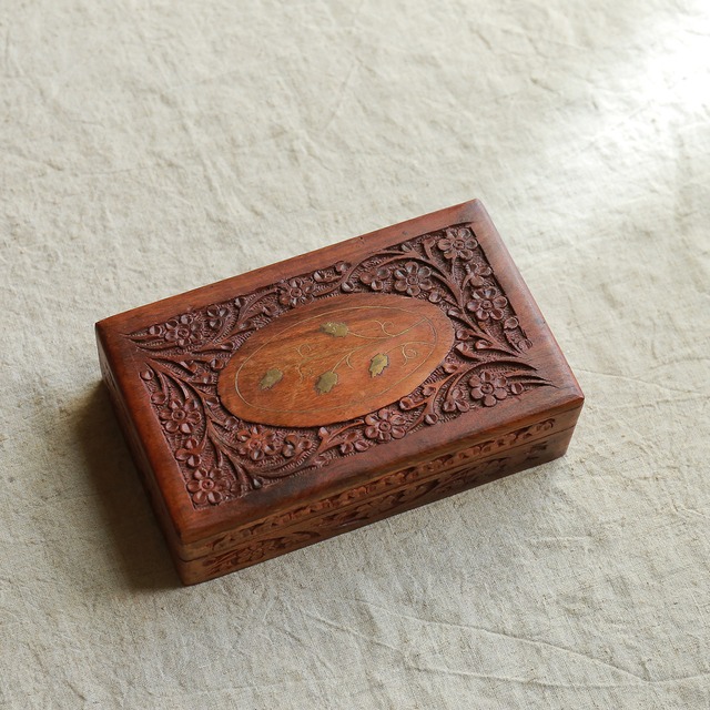 美しい模様の木彫りの箱 11