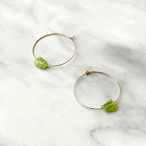 ペリドットの原石フープピアス