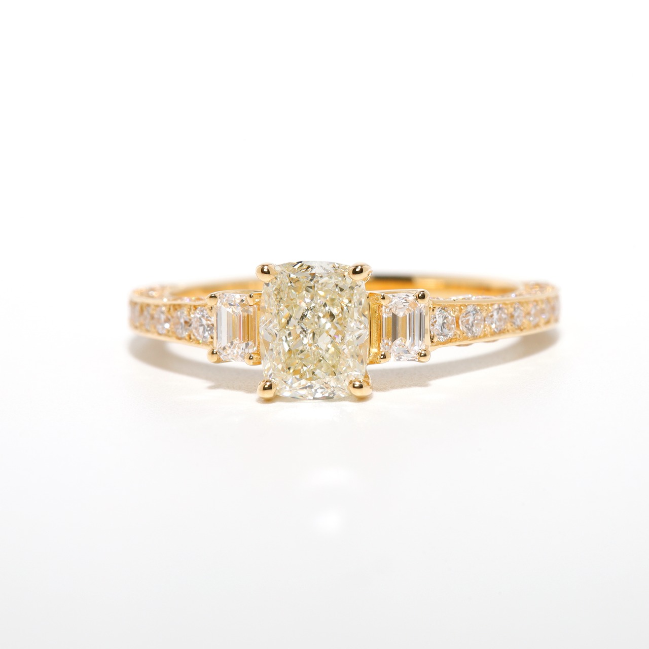 ベリーライトイエローダイヤモンド デザインリング K18 / IF / 1.01ct / 0.119ct / 0.52ct