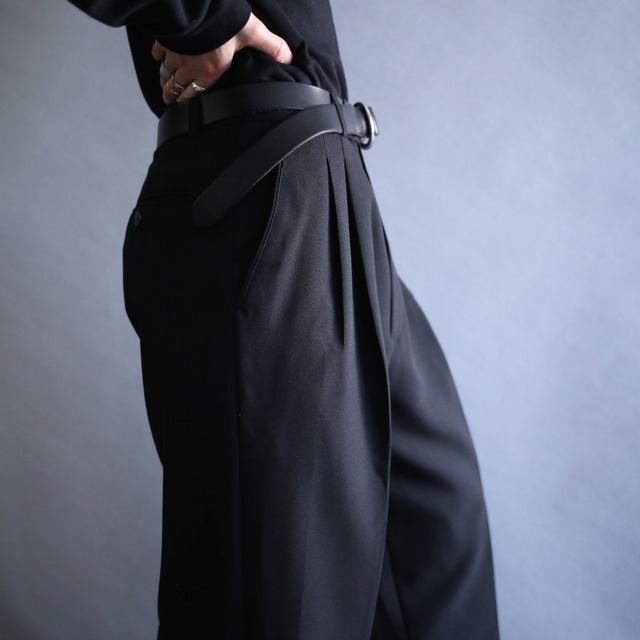 2-tuck tapered silhouette black wide slacks