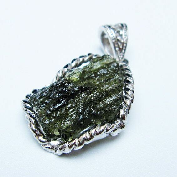 モルダバイト ペンダント モルダウ石 ペンダントトップ 原石 一点物 メール便可 [M便 1/20] 199-528
