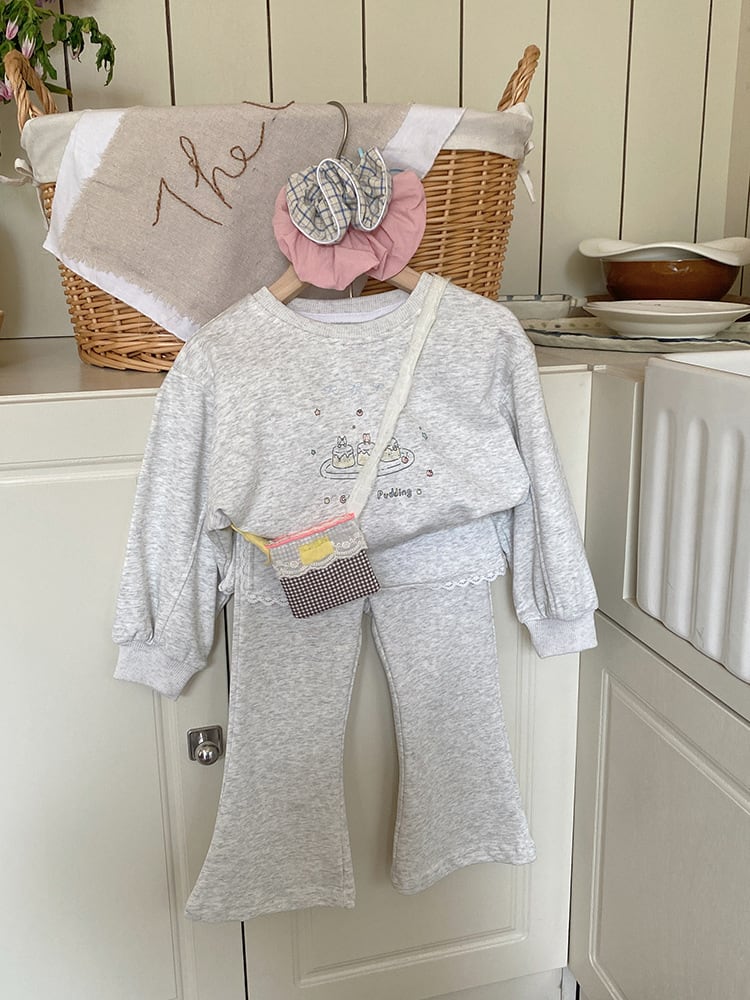 スカート付フレアパンツ×イラストトレーナー　セットアップ