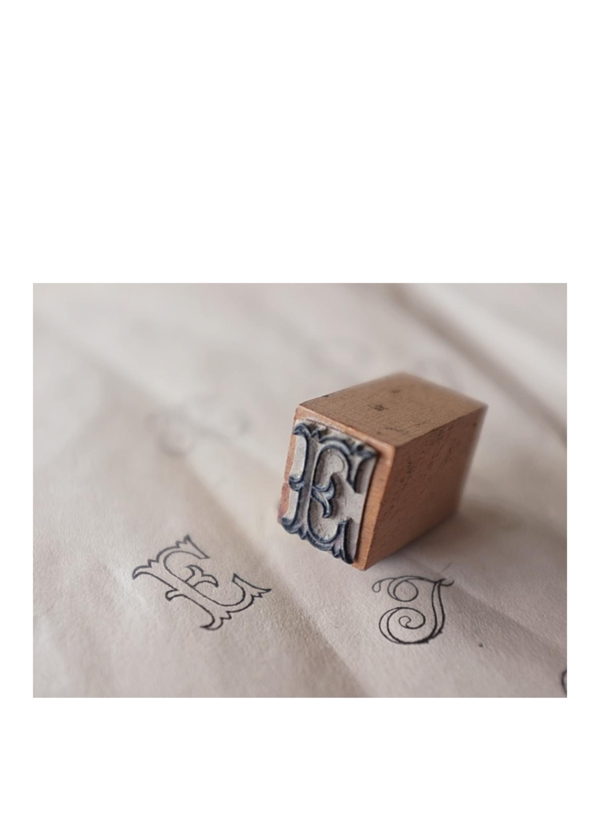 フランス 2.3c 突起物のあるEとモノグラムと刺繍用スタンプ