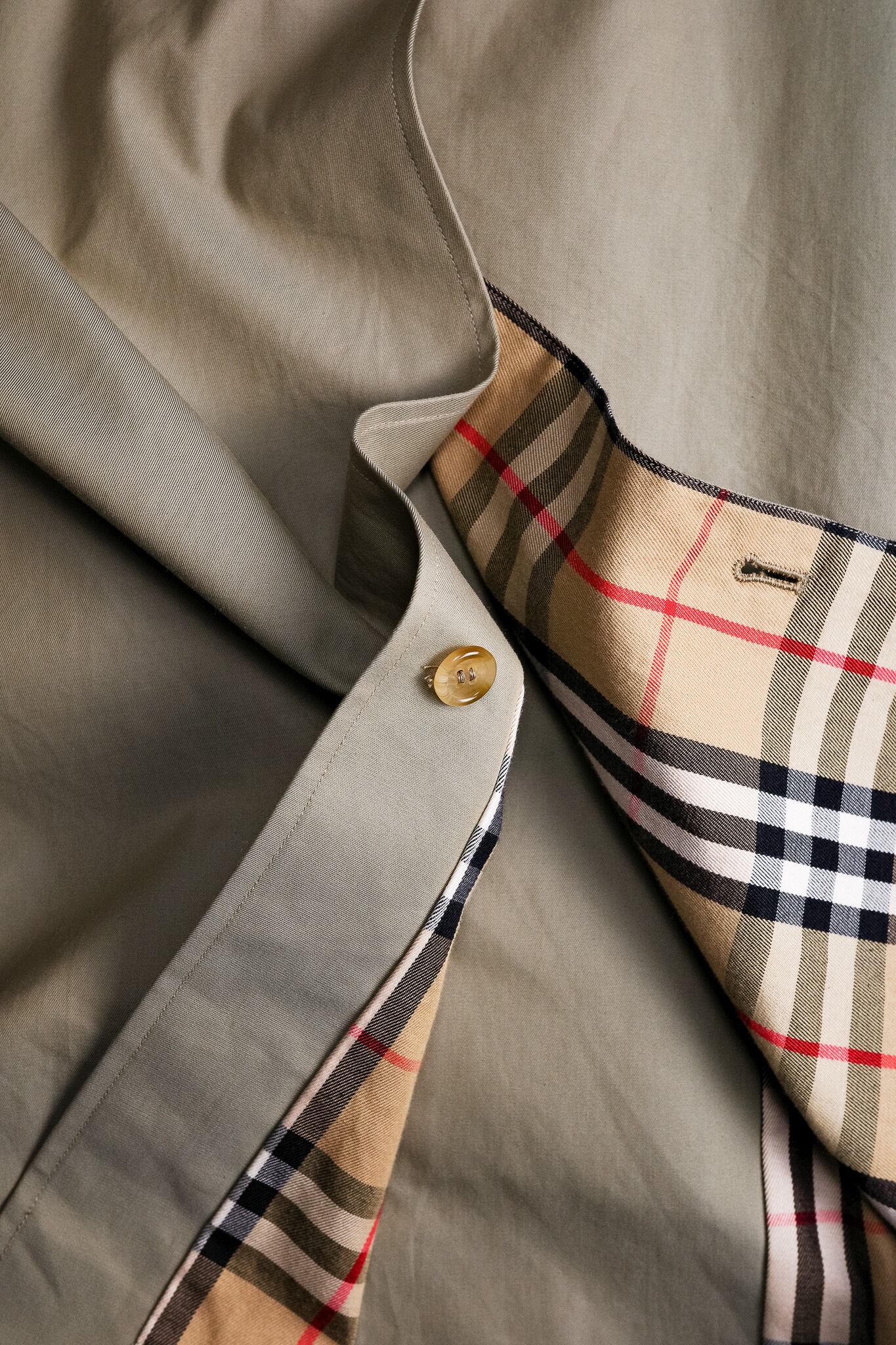 1995] “Burberrys'” One-Piece Sleeve Iridescent Gabardine Coat