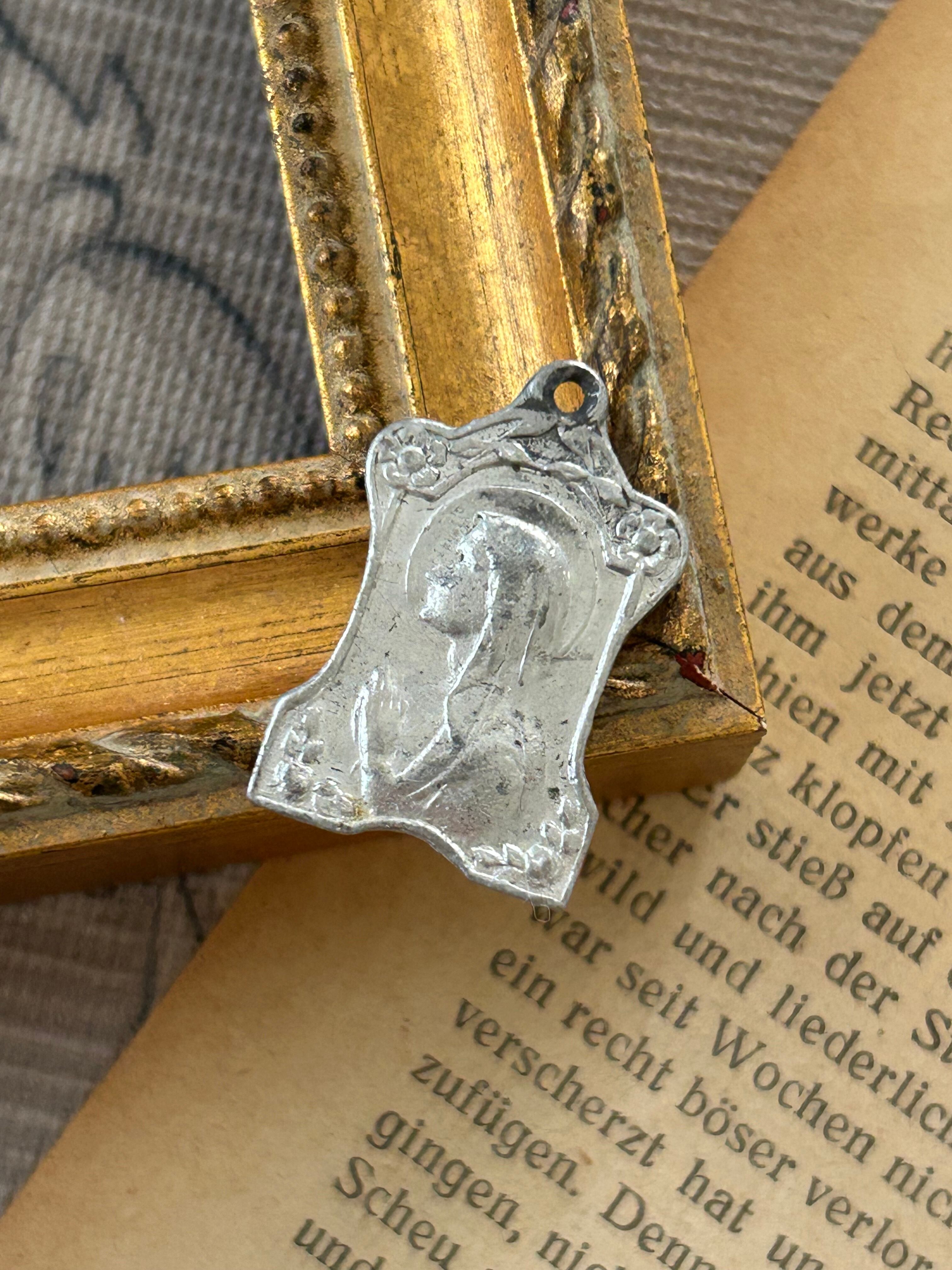 フランスヴィンテージ メダイ ルルドの泉 聖母マリア アルミ チャーム 聖品 ペンダントトップ コレクション インテリア小物 撮影小物