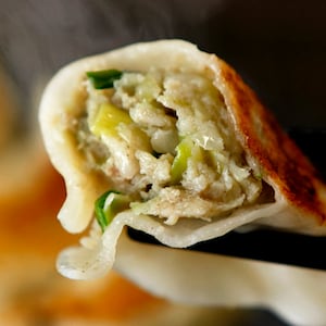 餃子 楽天市場】東スポ餃子 冷凍餃子50個入 【送料無料 東スポ 餃子