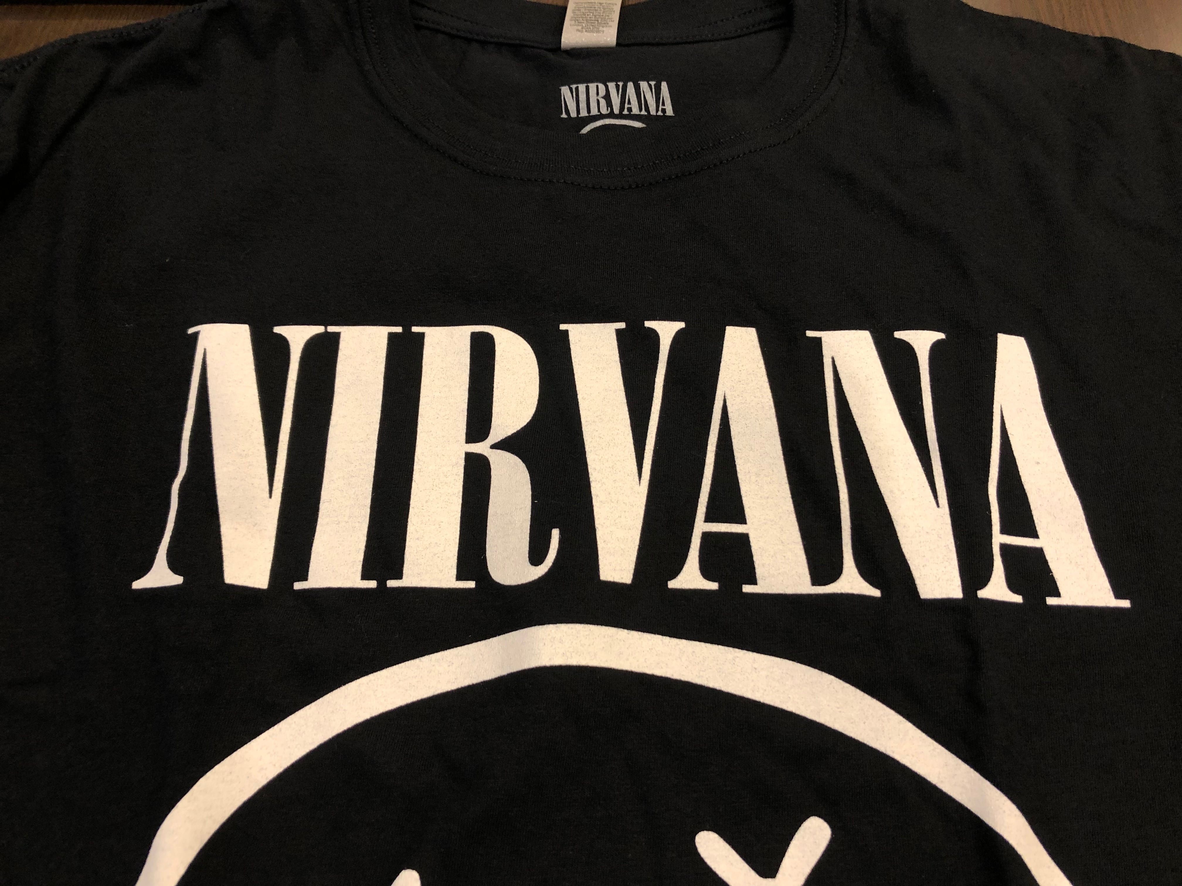 Nirvana：White Smiley Tシャツ | ロックTシャツ バンドTシャツ専門店