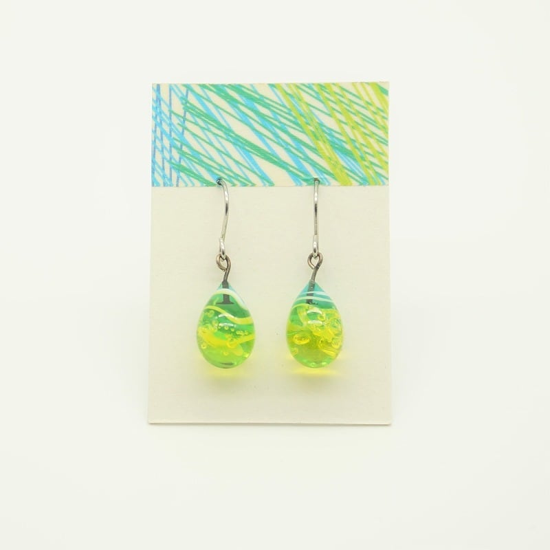 しずくピアス・イヤリング／ライムグリーン【琉球ガラス工房 雫