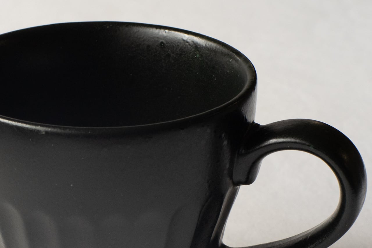 カフェ風のカップ【黒・マグ】 | Kamani | 多治見で営む 美濃焼器のWeb