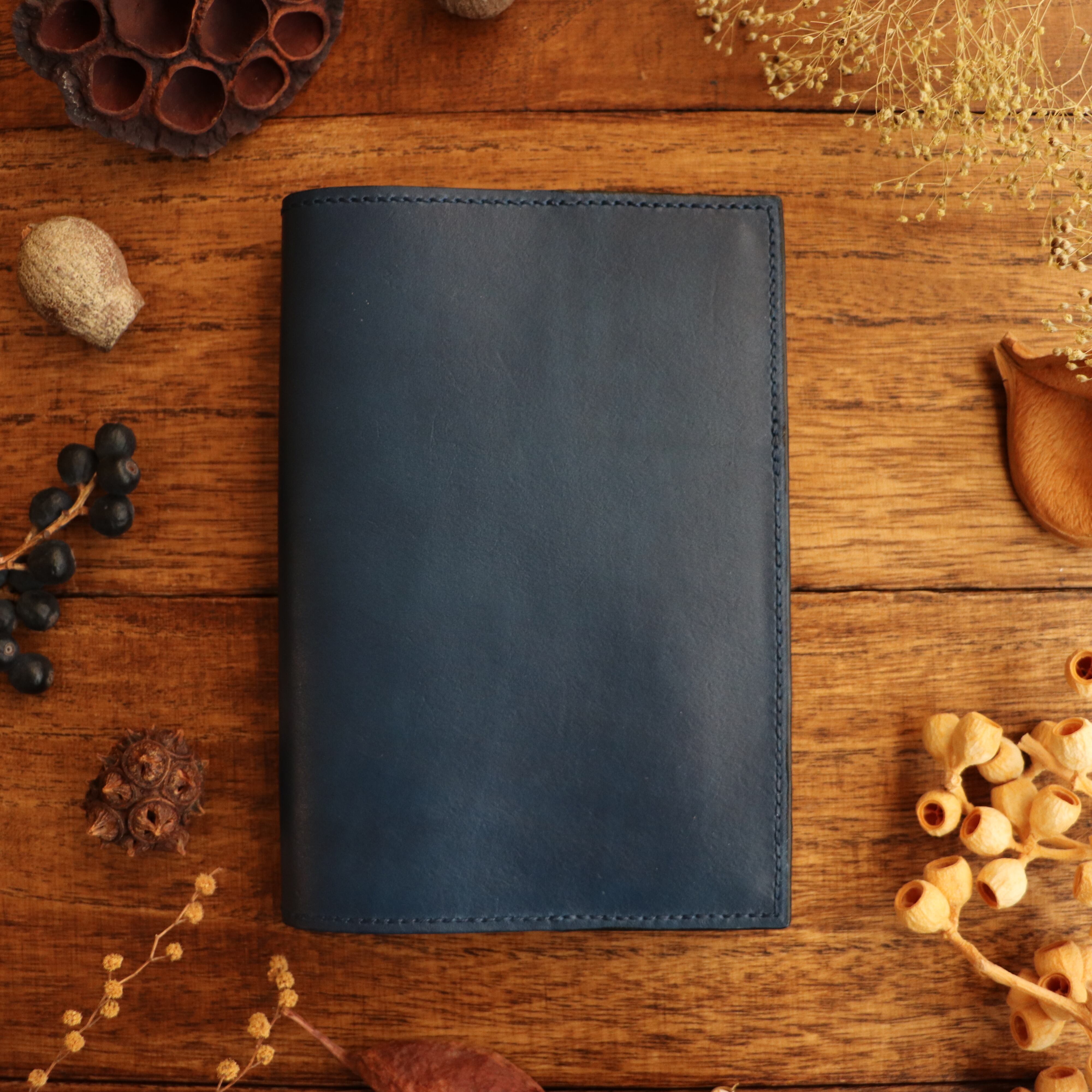 読書がしたくなる」藍染のレザー文庫本ブックカバー | 草木染レザー