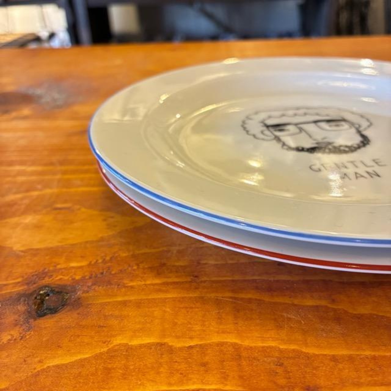 Mino Ennui Plate M, 2 Types: Gentle Man and Lady. Available in two varieties. Suitable for Japanese and Western cuisine. Microwave and dishwasher safe.