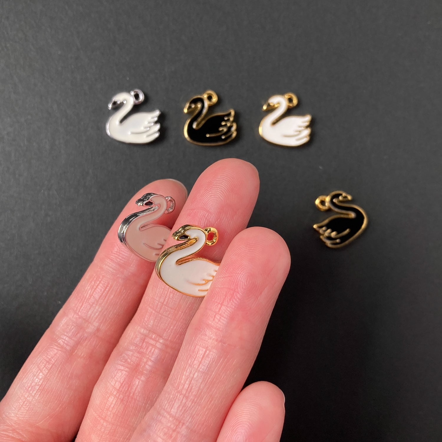 新色追加〉スワンのメタルチャーム《オンライン限定》 | Dua