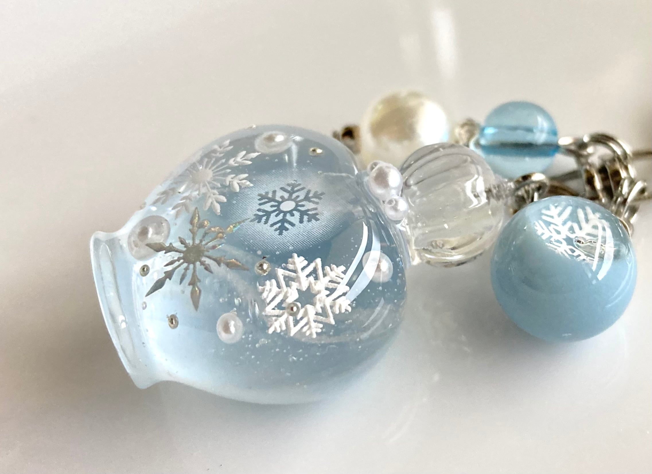 雪の小瓶バッグチャーム | みえのレジン