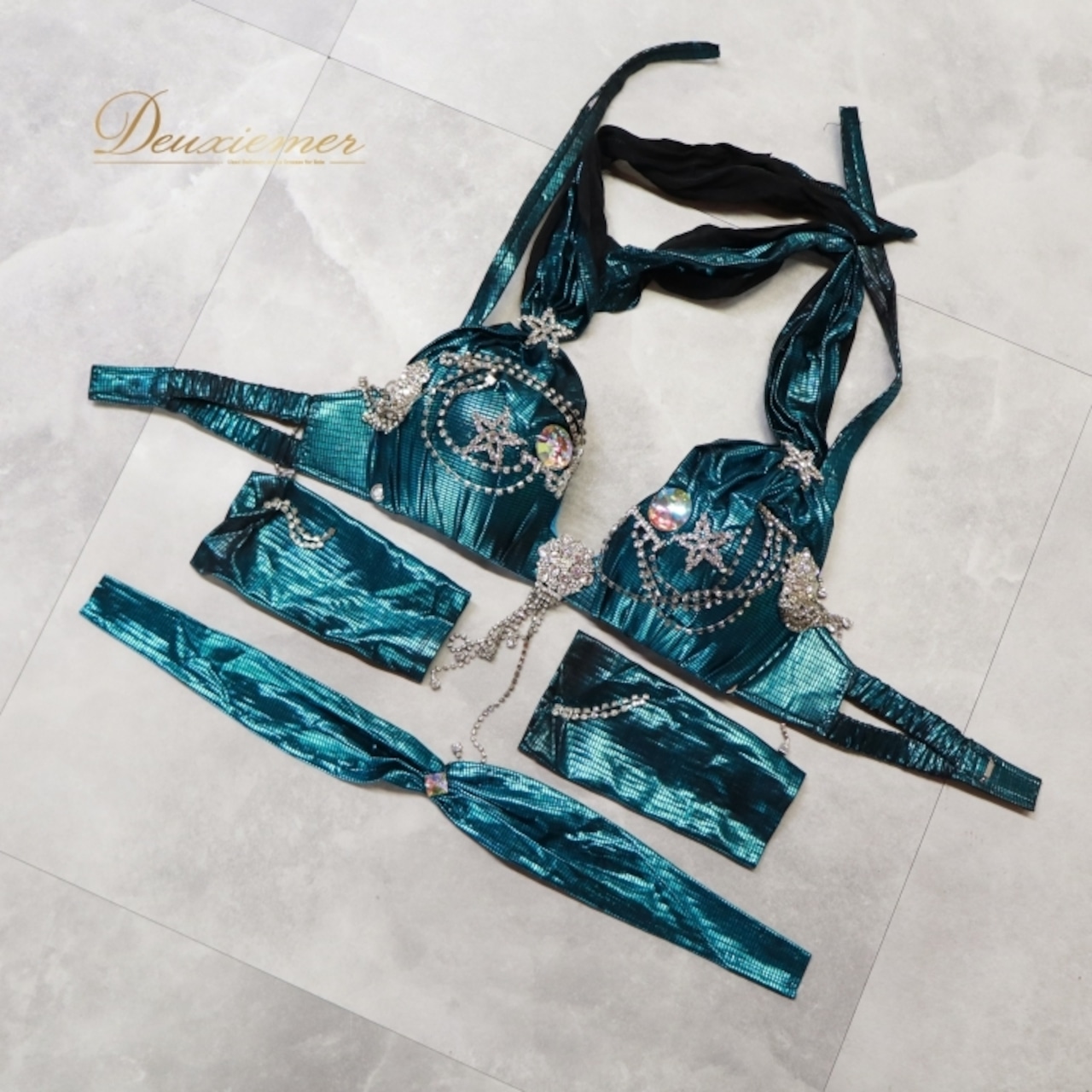 ベリーダンス オリエンタル 衣装 上下セット グリーン系 トップス スカート アーム アーム飾り ラインストーン フリンジ 星 キラキラ 緑 かわいい 光沢 スリット 豪華 装飾 華やか 鮮やか ダンス衣装 イベント ステージ 腕飾り