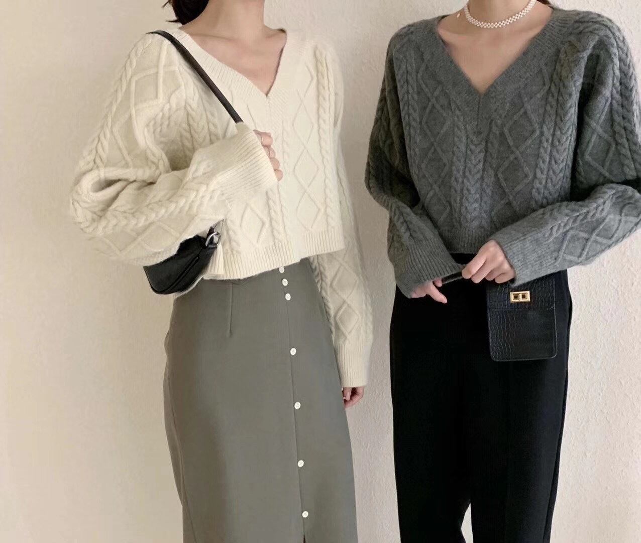 ショート丈ケーブル編みニット