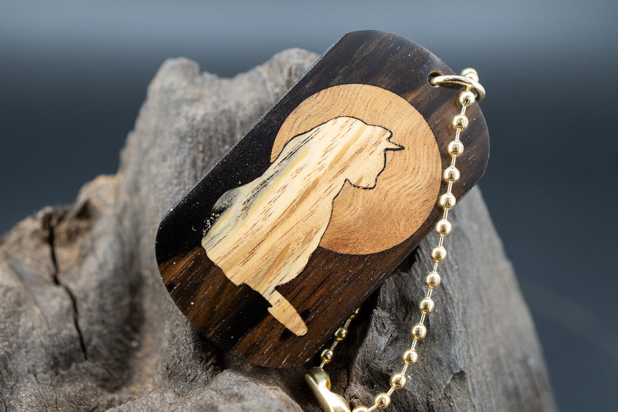 ※【 染色の美 】 ムンエボニー ドッグタグ 象嵌 横を向く上品な猫