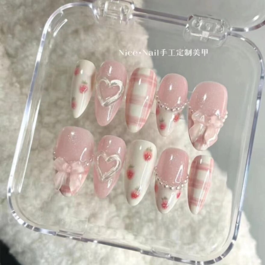 量産型｜桜ピンクにいちごとリボンを閉じ込めた、甘く儚いネイルチップ
