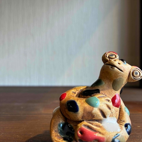 カラフルな「お座りカエル」I