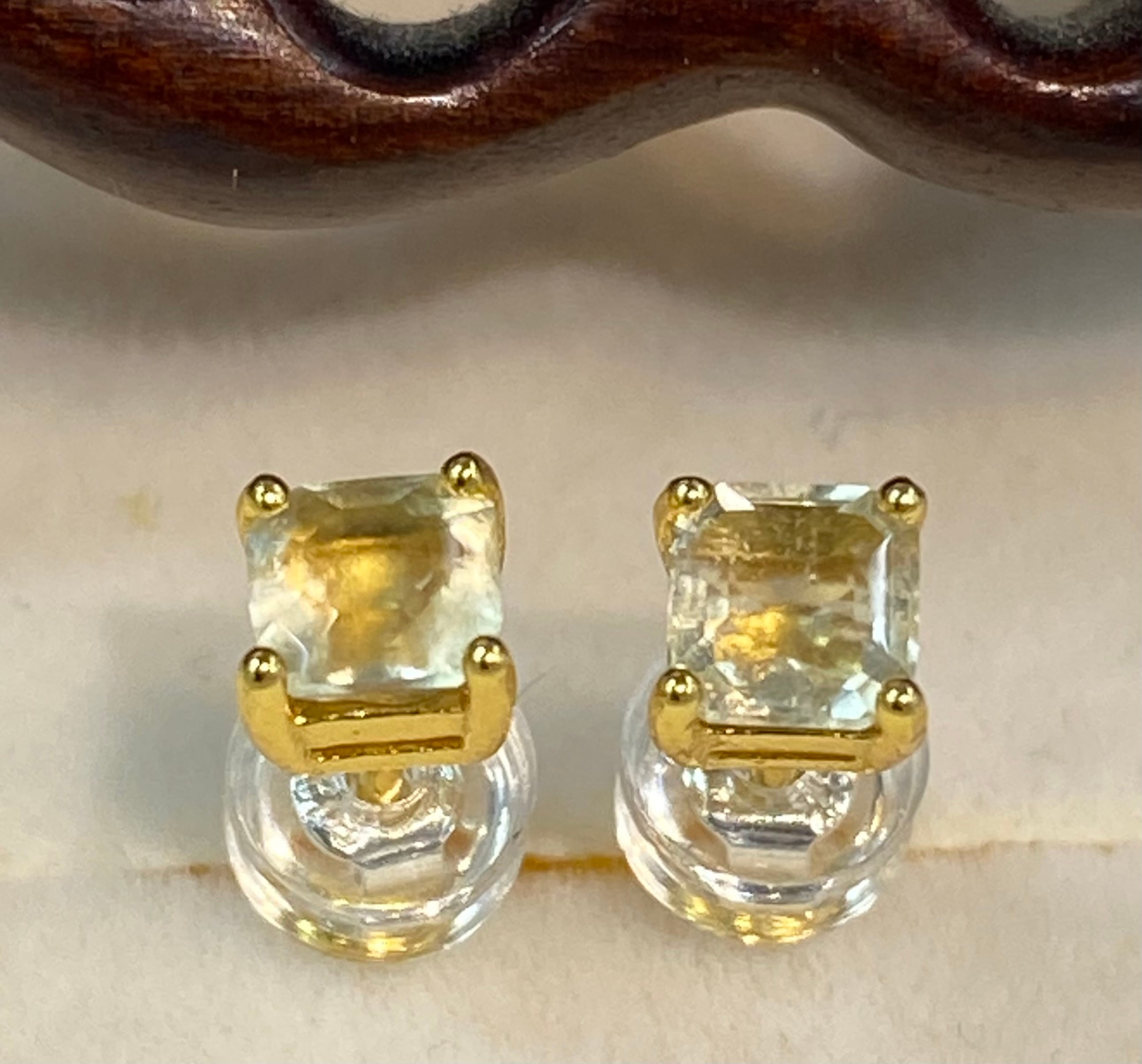特選！宝石質リビアングラスピアス 4mm 本物保証 激安卸価格 | 水晶