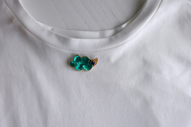 きんとうん／ Flying Nimbus  ブローチ　ゴールド×グリーン