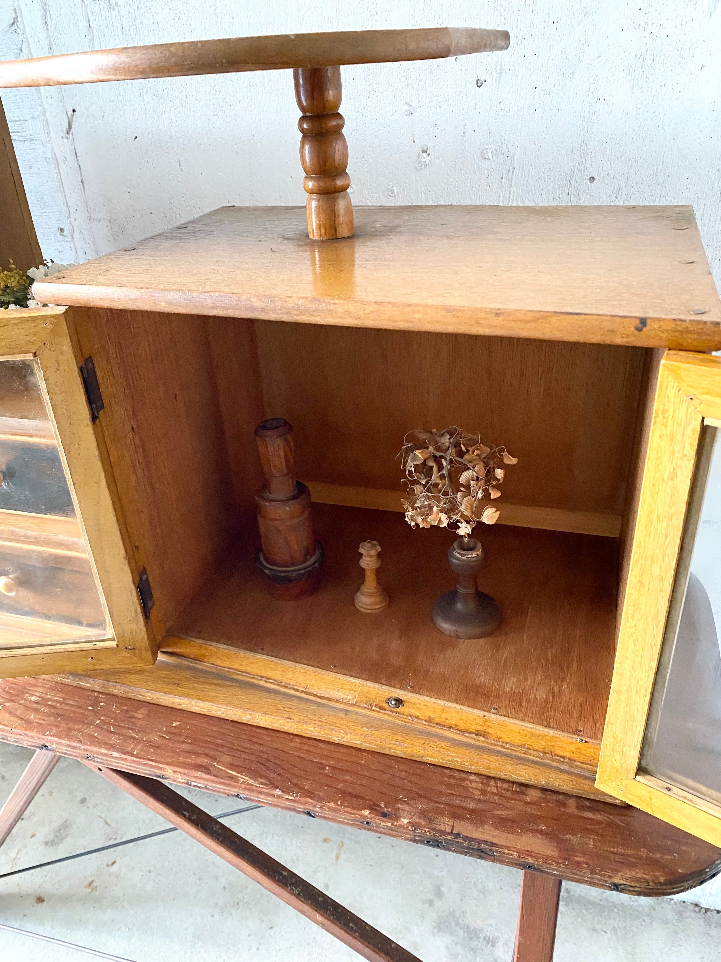 個性的な姿の収納棚[古家具] | giraffes craft