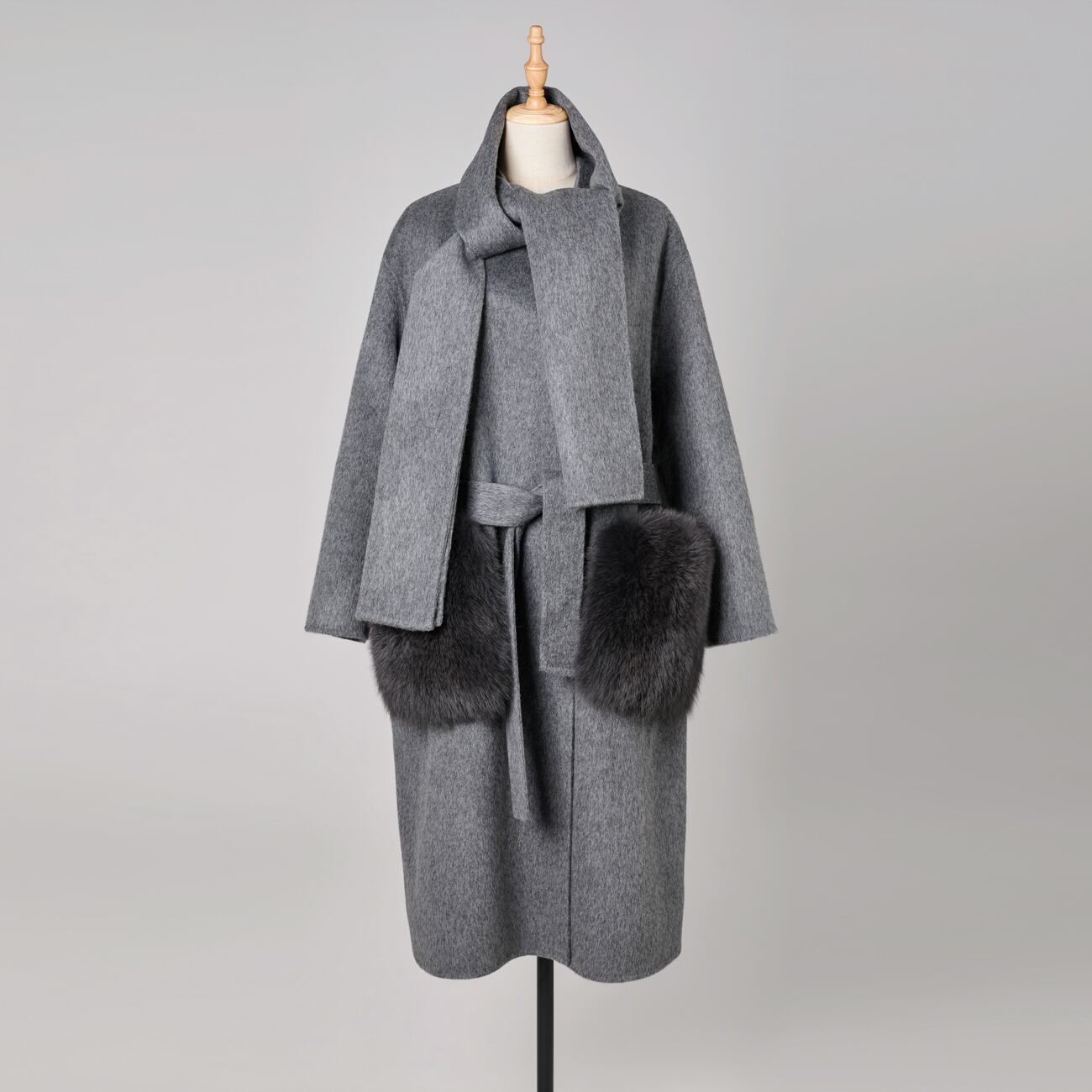 新品未使用✩今年の新作✩ブルーフォックス✩ボリュームファー✩マント✩ケープ ストール＆フォックスファーポケット付き ウールロングコート SPS-2025