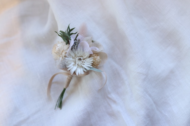 ドライフラワーと布花のコサージュ