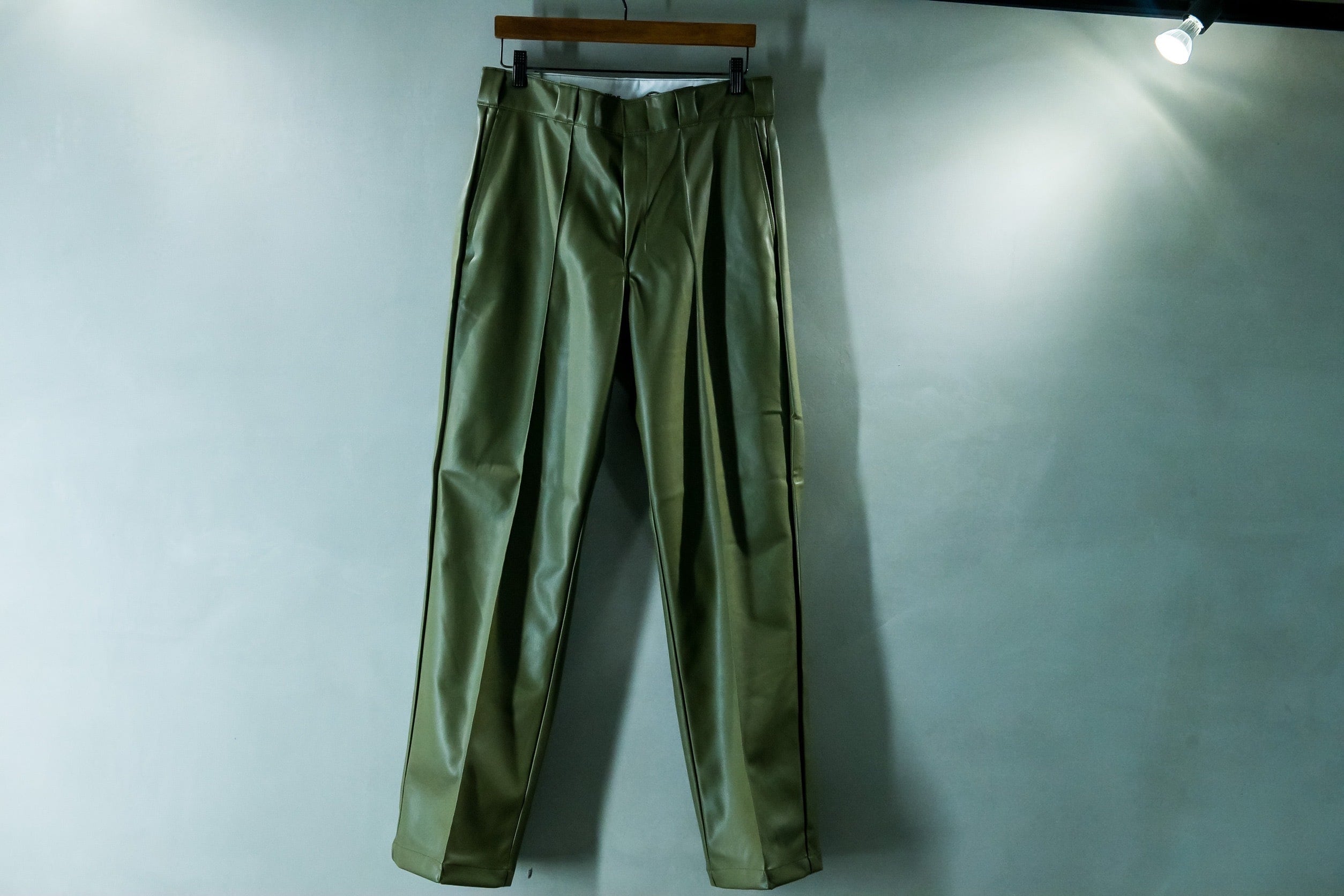 SHINYA KOZUKA×Dickies エコレザーパンツ | NOUVEL des HIOC（ヌベル