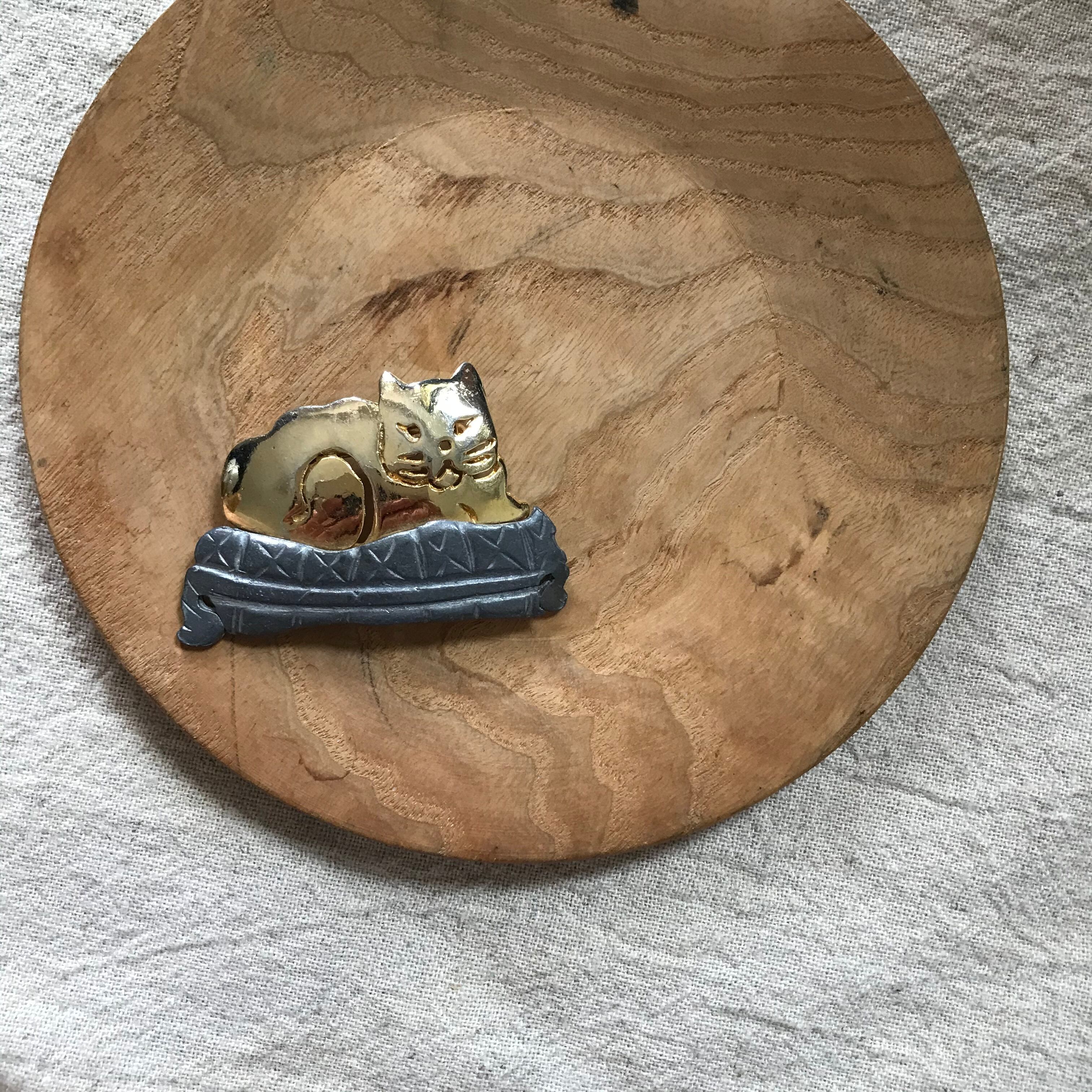金色のネコブローチ