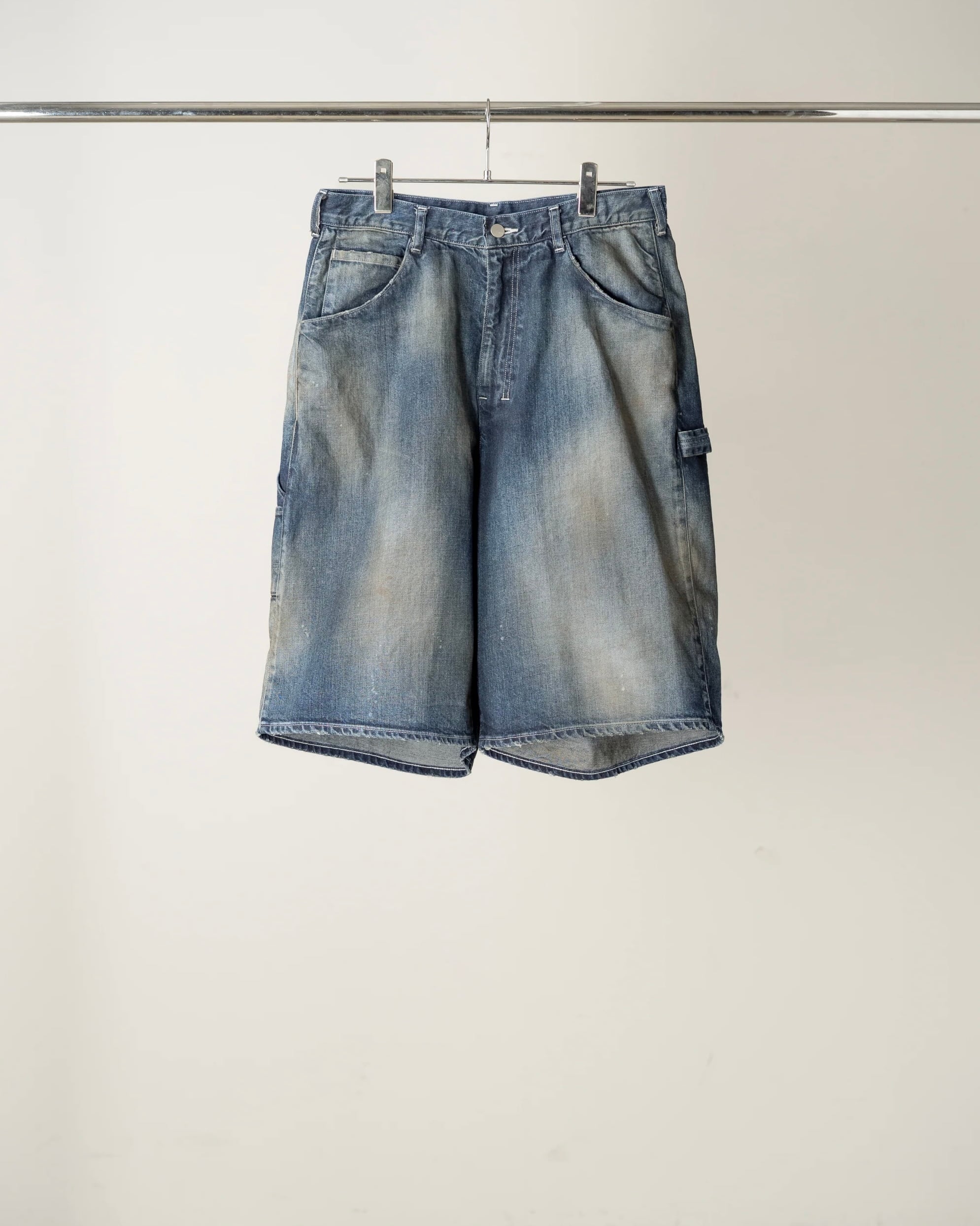 ANCELLM / WRINKLED STRIPE TUCK SHORT PANTS (GREIGE) | THE MODERN AGE