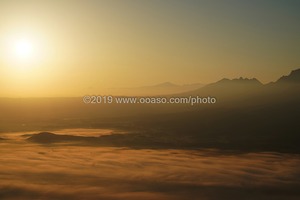 外輪山から見た日の出を迎える阿蘇の風景