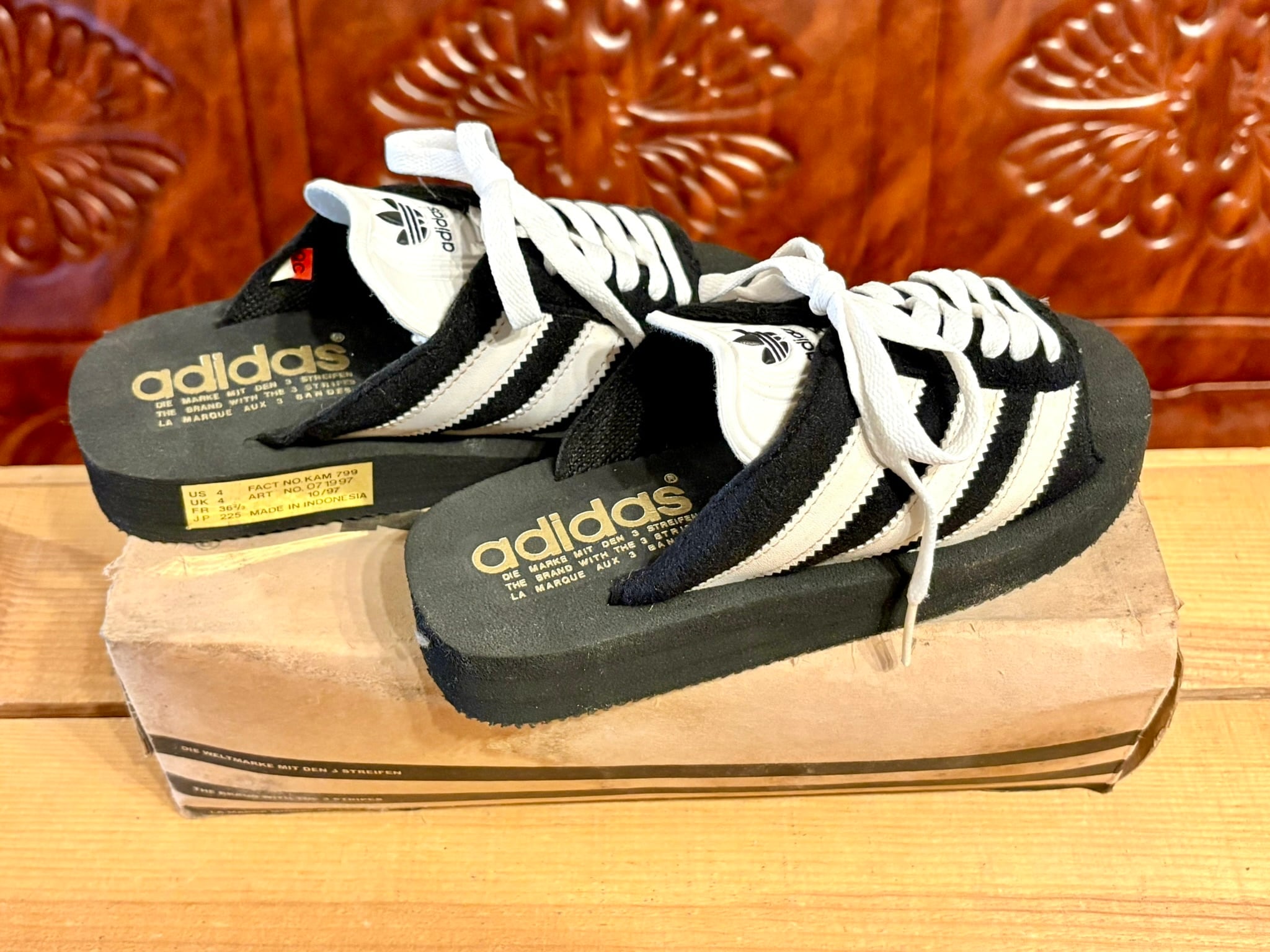 adidas（アディダス）BEACH GAZELLE（ビーチ ガゼル）4 22.5cm 黒/白