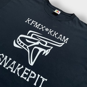 【FRUIT OF THE LOOM】KFMX×KKAM SNAKEPIT ロゴ プリントTシャツ バックプリント 黒t 半袖 夏物 US古着