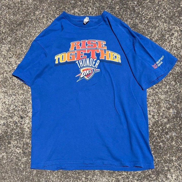 【XLサイズ】NBA オクラホマシティ サンダー ”RISE TOGETHER THUNDER” チームロゴ入り 古着 Tシャツ