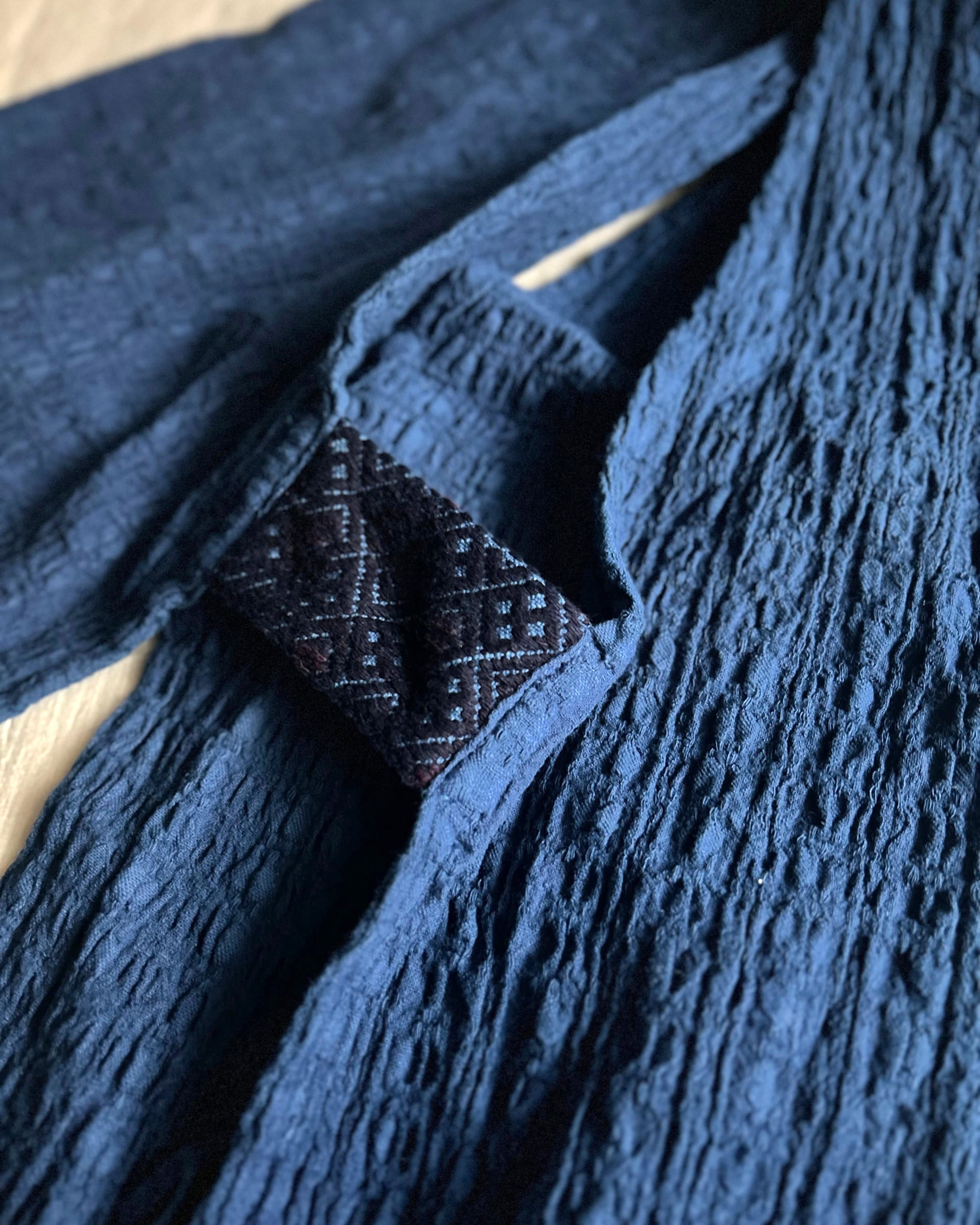 Calm モン族手刺繍 本藍染ハイネックショートベスト | nuu