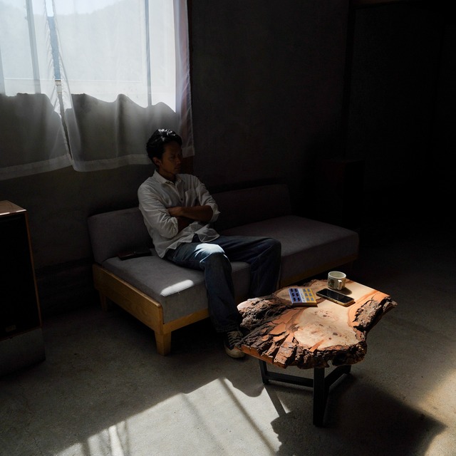 樹皮が野生的なポプラ 一枚板 ローテーブル