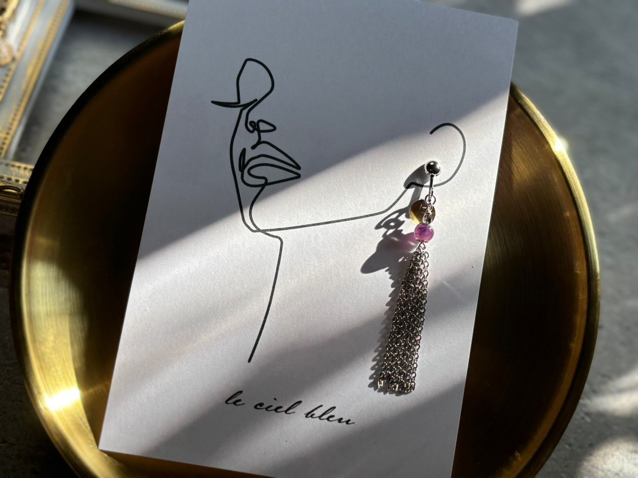 耳元揺れるイヤリング　アメジスト　ゴールド／シルバー