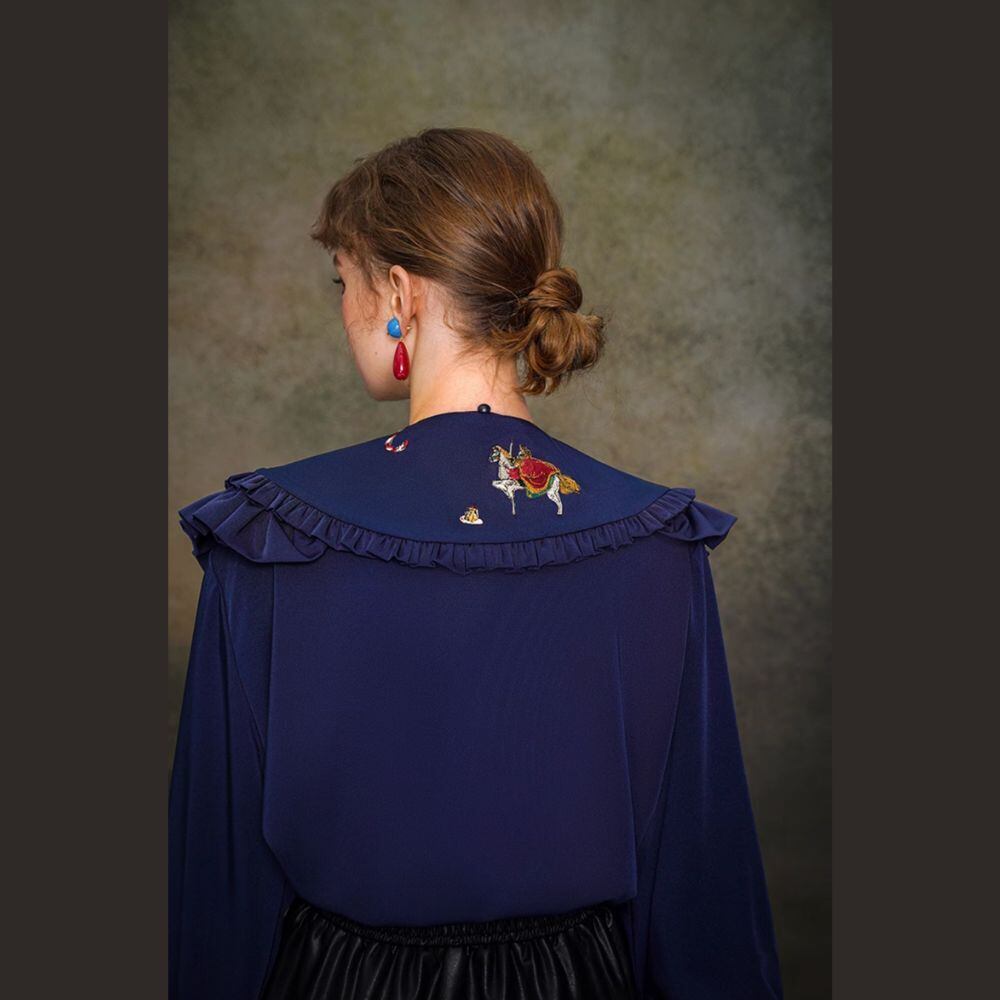 2段フリルのレトロトイフリル刺繍ブルーブラウス E00357 | EMMA 2段フリルのレトロトイフリル刺繍ブルーブラウス E00357 | EMMA
