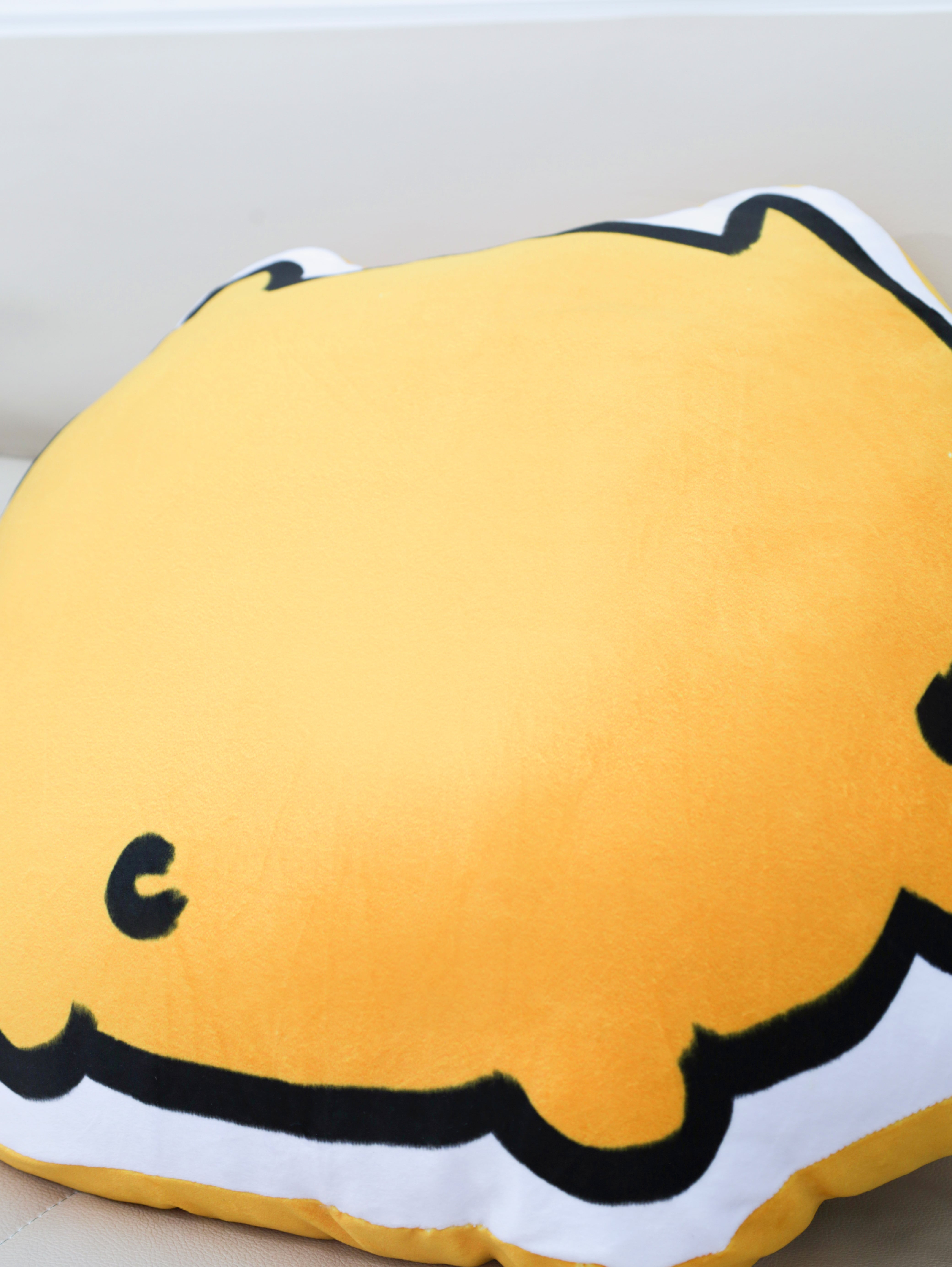 うんたねこ クッション マット ダイカットクッション うんた | うんたた商会