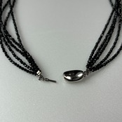 キラキラと光るブラックスピネル5連ネックレス ne1161