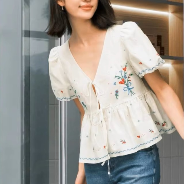 フラワー刺繍ペプラムブラウス《Z01032》