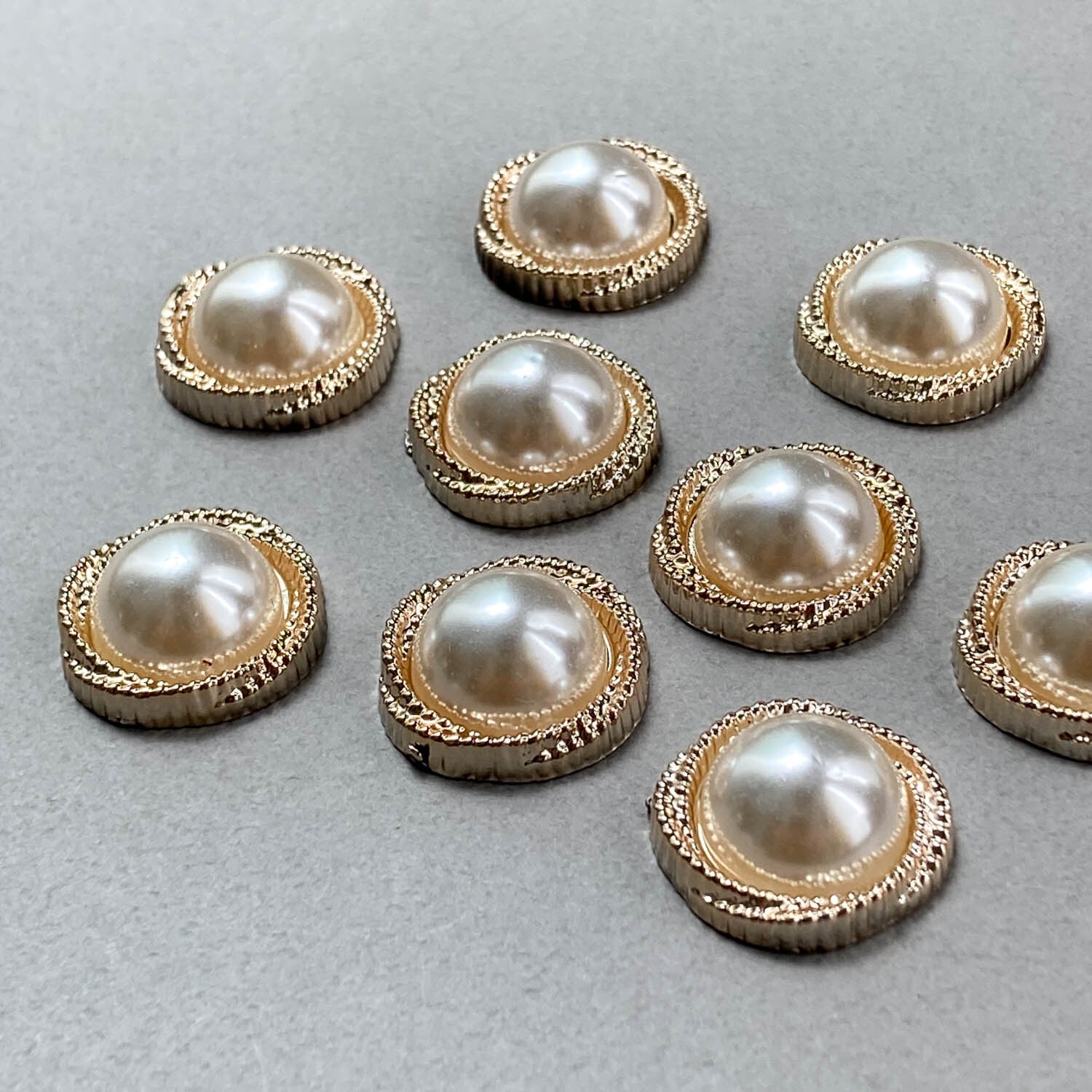 再入荷〉ねじれゴールド縁のラウンドパールカボションパック（4p