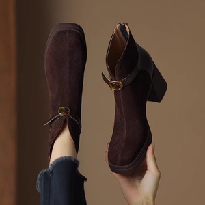 【送料無料】 ブーツ 靴 ハイヒール アーモンドトゥ ファスナー 飾り スエード 艶なし マット フォーマル エレガント 可愛い 大人可愛い きれいめ シンプル カジュアル シック コンサバ 華やか 大人 上品 おしゃれ 主役級 こなれ感 高見え 高級感 無地 冬 お呼ばれ レディース 女性用 ママ 30代 40代 通勤 デート お出かけ 女子会 休日 お茶会 授業参観 垢抜け デイリーユース 普段使い ファッション コーデ スタイル 楽ちん 歩きやすい スタイルアップ ベルト 装飾
