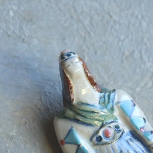 素敵な民族衣装をまとった、男性の箸置き