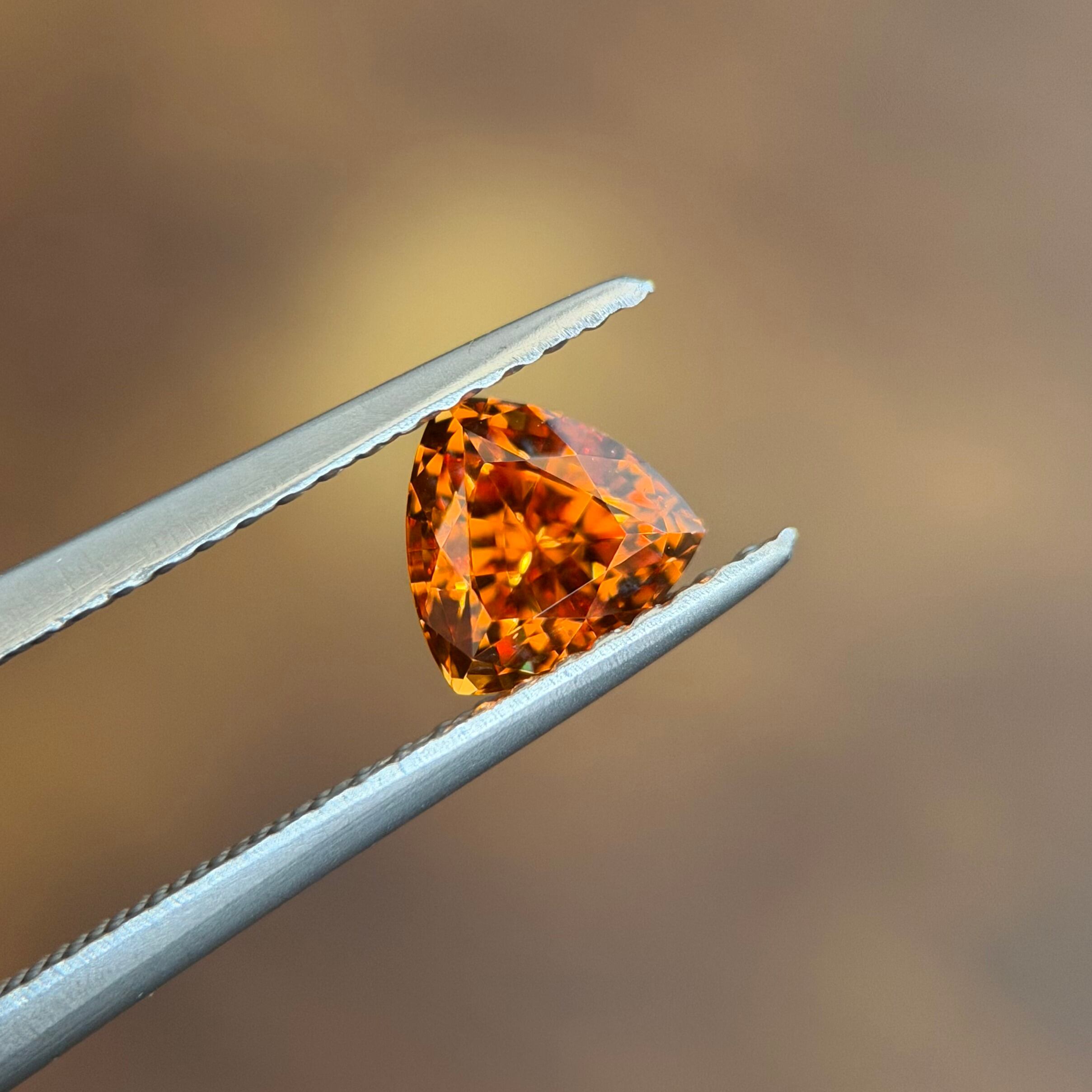 マンダリンガーネット 5.5x5.5x3.6mm, 0.82ct, ナイジェリア産