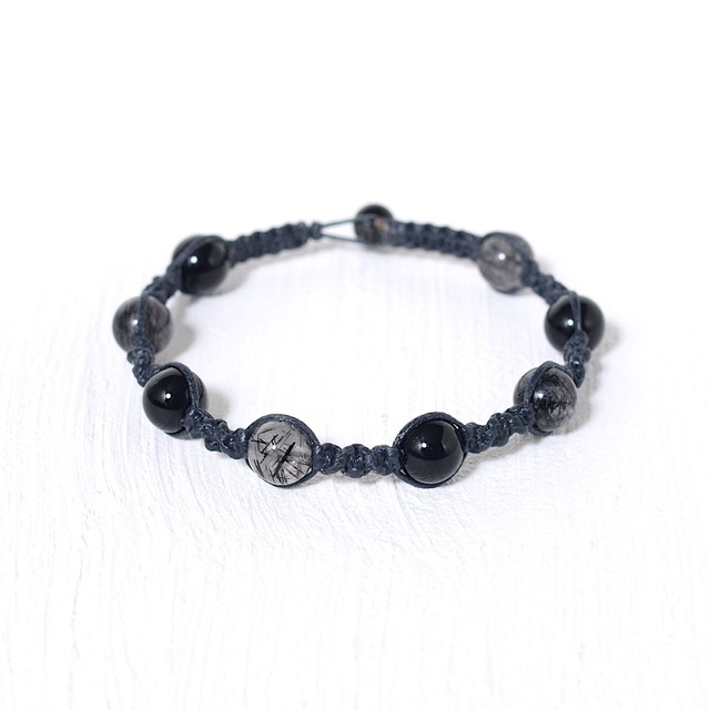 オニキス＋ブラックトルマリン入り水晶８ミリ玉ナチュラルマクラメブレスレット