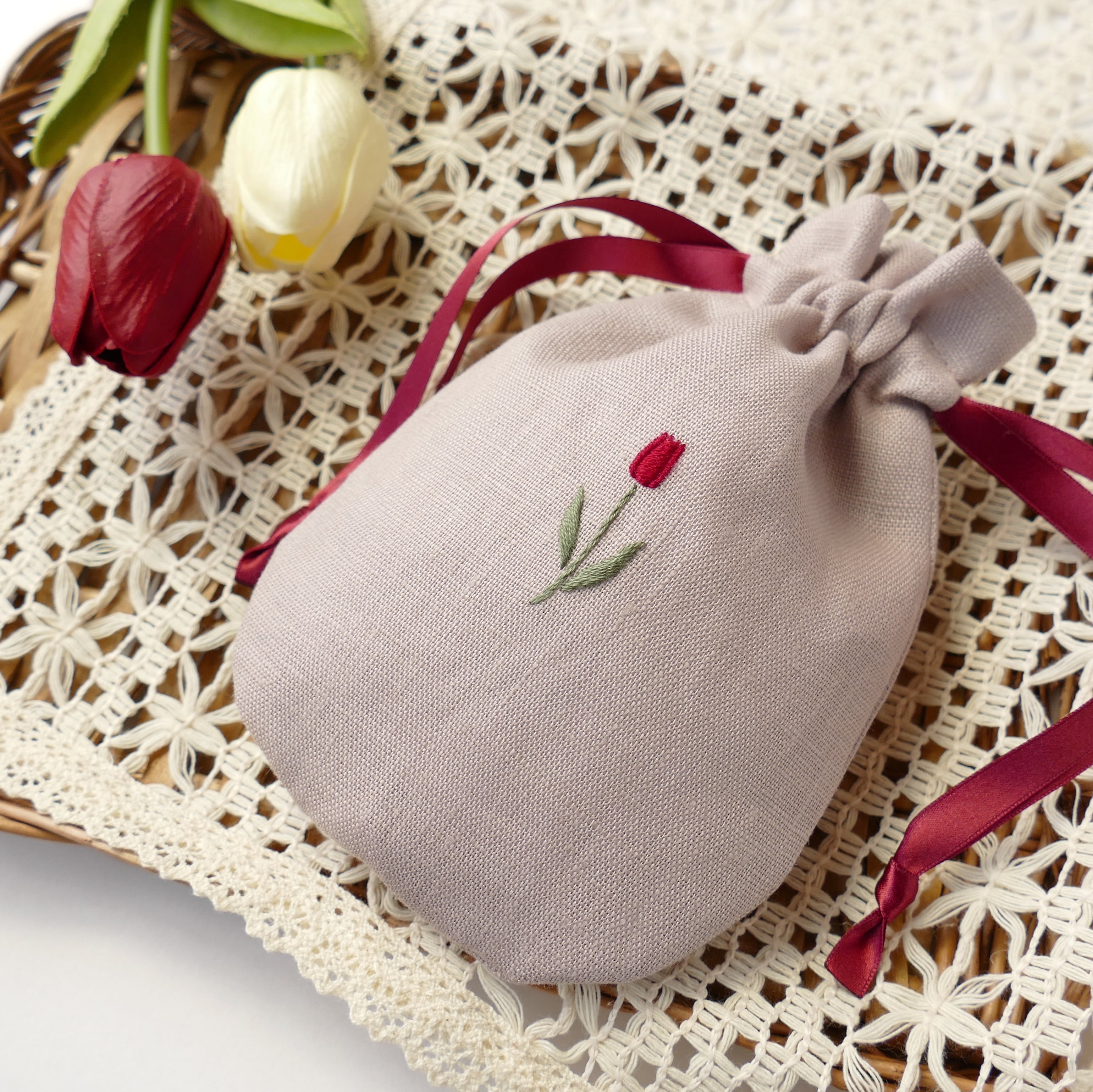 2405-28 手のひら巾着サシェ 香り袋 チューリップ 2024 白いお花の刺繍
