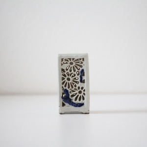 欠けのある染付菊花透かし角箸立て h9.6cm　Chipped Blue and White Square Chopstick Stand with Chrysanthemum Openwork　19th-20th C